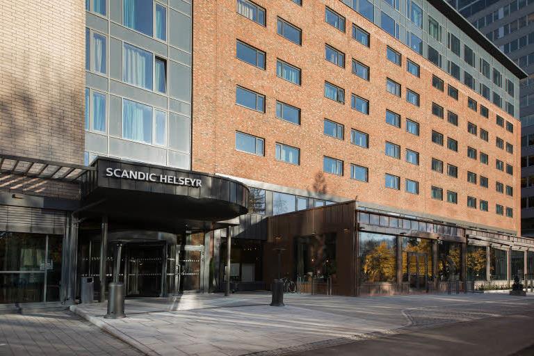 Fasade med inngangsparti.