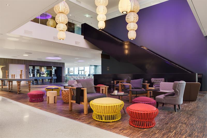 lobby med sitteplasser i salongen