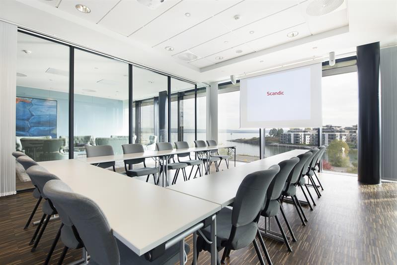 konferansesal med hesteskooppsett og konferanseteknologi