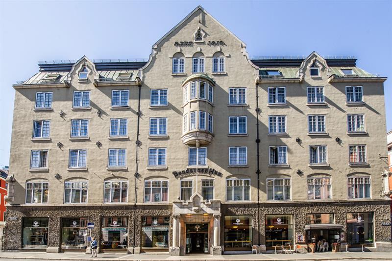 Gatebilde og inngang Hotell Bondeheimen, Oslo. Arkitektur fra 1800-tallet. Foto