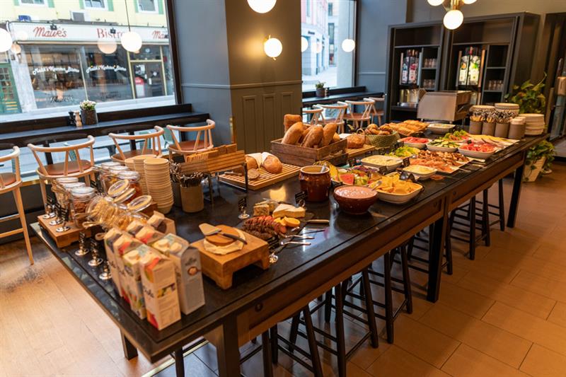 Frokostbuffé på Kaffistova. Hotell Bondeheimen, Oslo. Foto