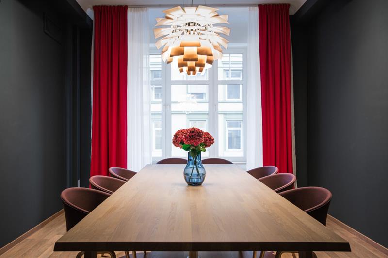 Møterom med åtte stoler. Røde gardiner, røde blomster. Hotell Bondeheimen, Oslo. Foto