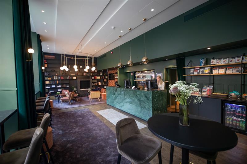 Resepsjon og lobby med kaffebar. Hotell Bondeheimen, Oslo. Foto