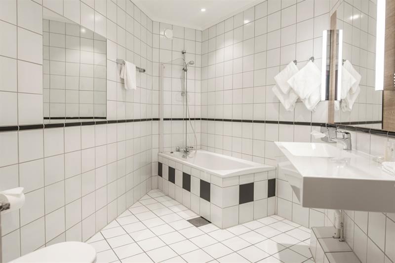 Bad, interiør med hvite fliser. Hotell Bondeheimen, Oslo. Foto
