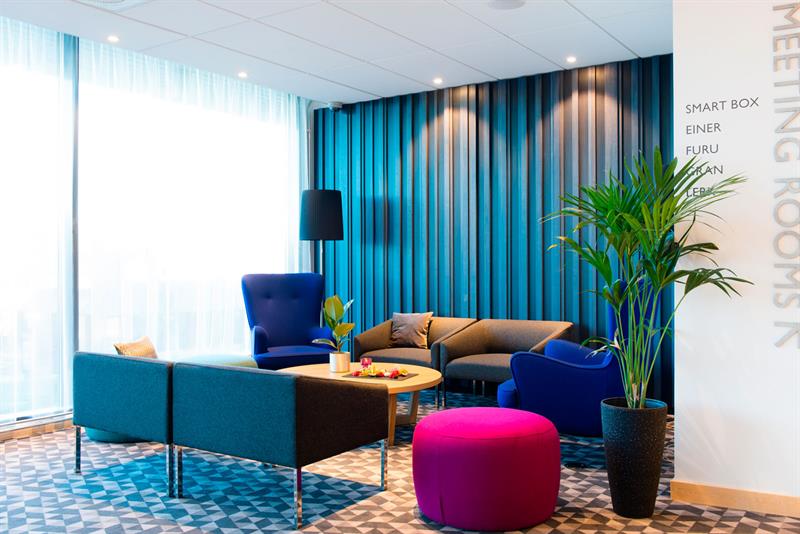 fellesområde med lenestoler, sofa og salongbord