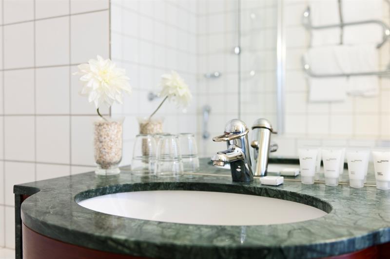 Detaljer: marmorvask på badet