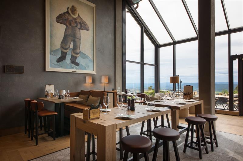 Restaurantinteriør med panoramavinduer.