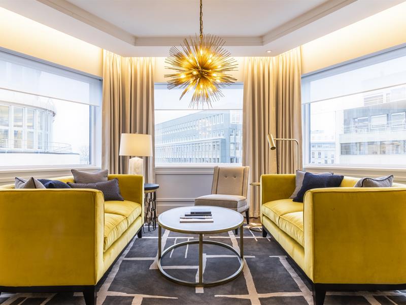 To gule sofaer. Stjerneformet lampe. Hotel Continental , Oslo. Foto