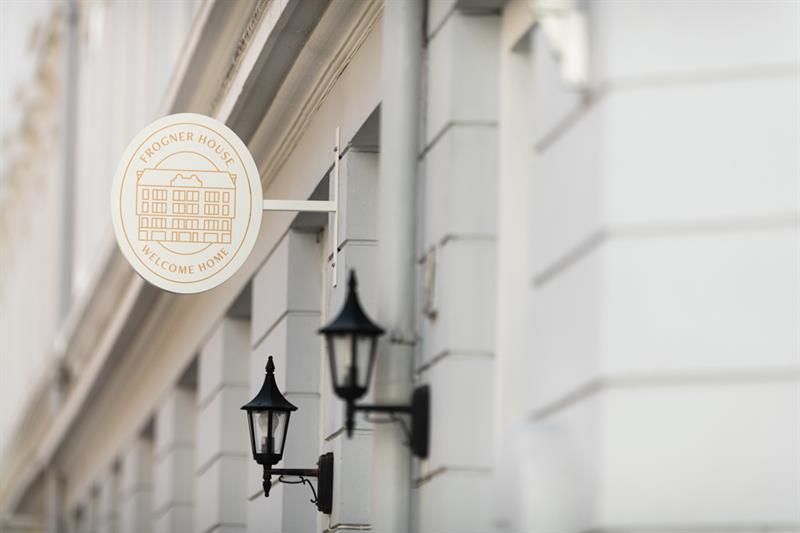 Fasadedetalj: Skilt for Frogner House Apartments.