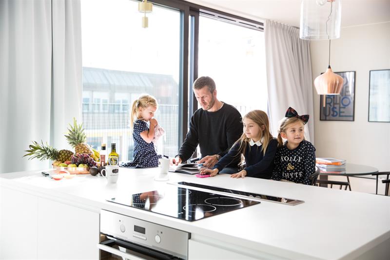 Far og tre barn på familierommet i Frogner House Apartments.
