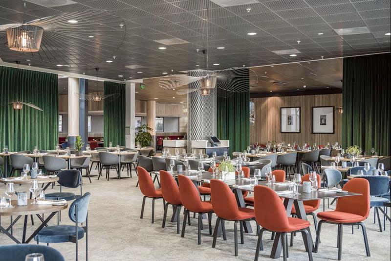 26 North Restaurantinteriør med langbord og stoler