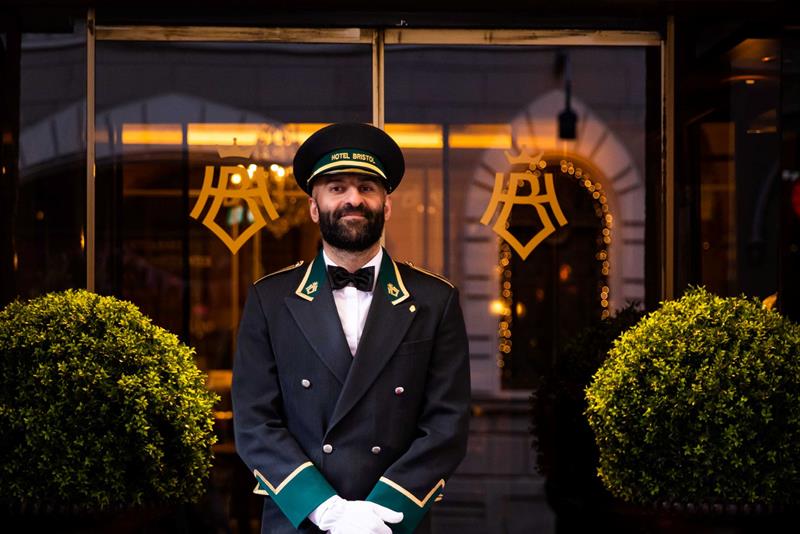 Dørvakt foran hotellet