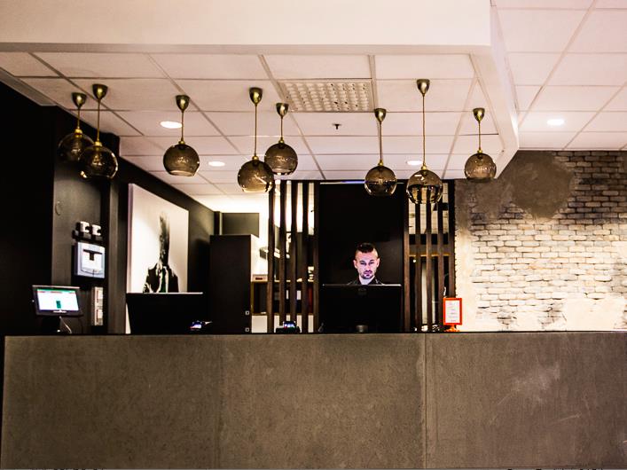 Resepsjonsskranken på Saga Hotel & Poshtel Oslo Central. Foto