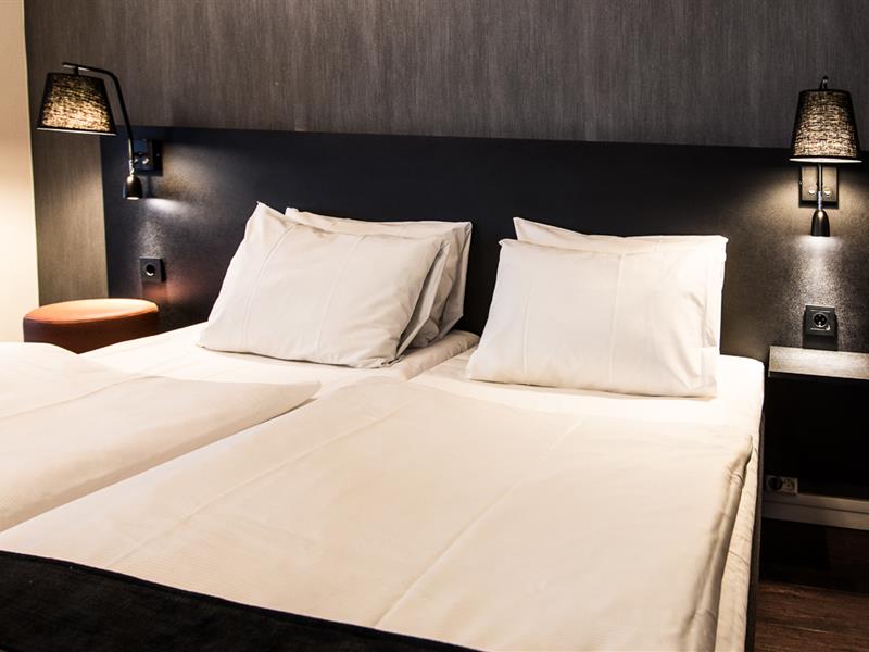 Dobbeltseng på Saga Hotel & Poshtel Oslo Central. Foto