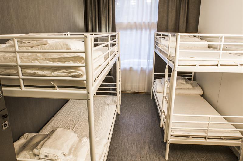 Tre metallsenger i et lite budsjettrom. Saga Hotel & Poshtel Oslo Central. Foto