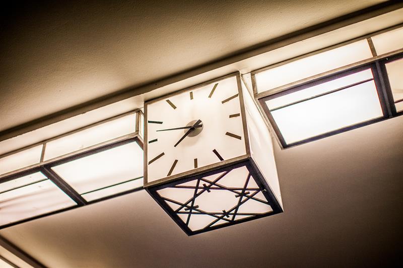 Firkantet lysklokke i taket, art deco-stil