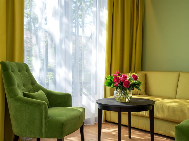 Sofagruppe i gult og grønt på business room. Thon Hotel Gyldenløve. Foto