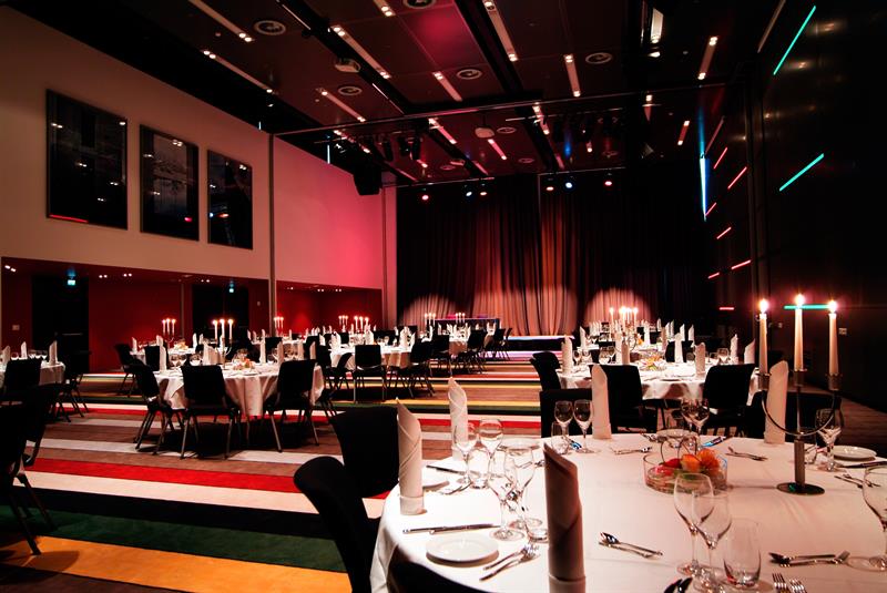 hall med rundt bord dekket til fest