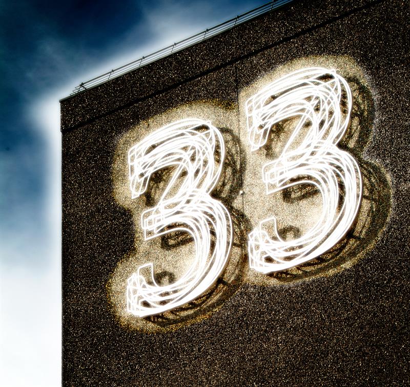 stort 33-skilt på fasaden
