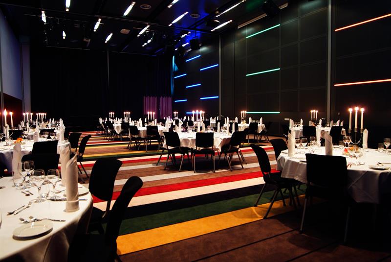 hall med rundt bord dekket til fest