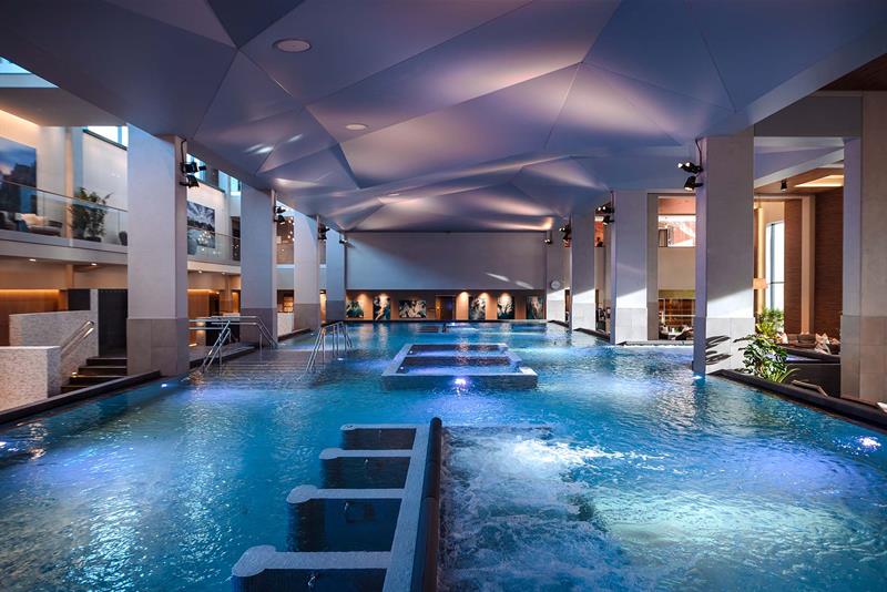 Innendørs velværebasseng og spa