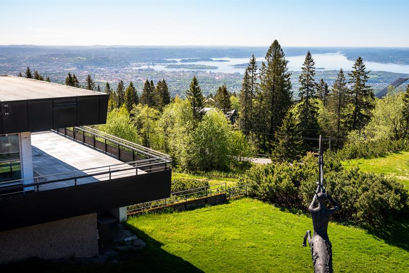 Flott utsikt over byen og fjorden.