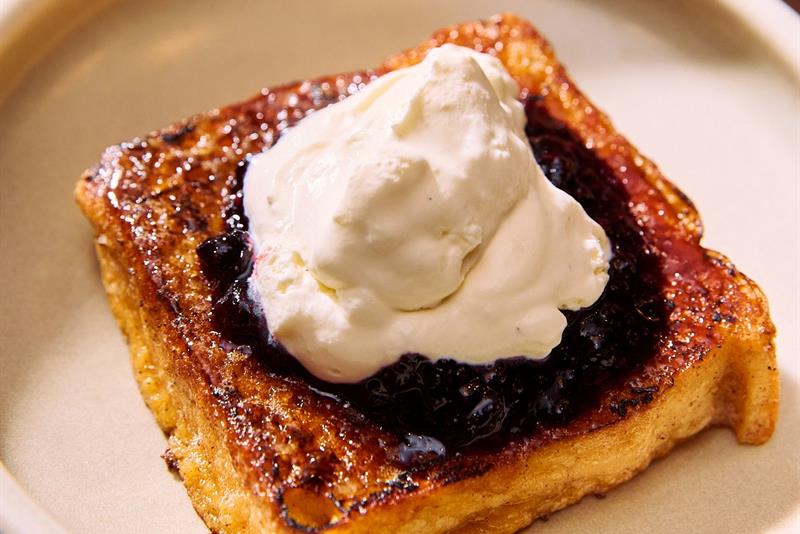 Retten består av ristet brød toppet med fløte og bær. Den serveres som en del av frokosten eller desserten.