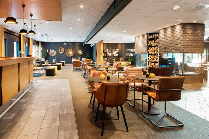 Bar på hotellet, oransje innredning. Foto