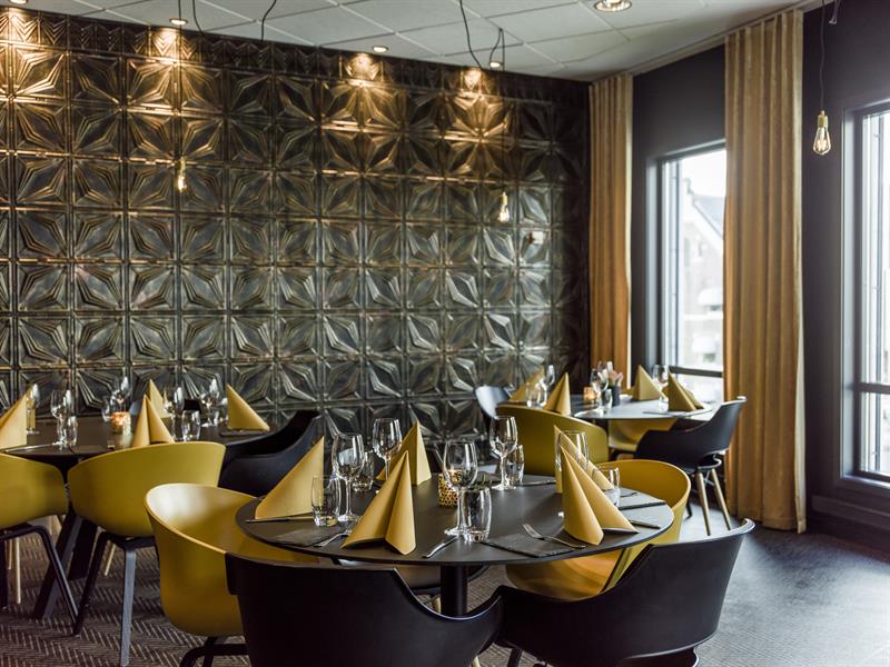 Restaurant N33. Innredning i gull og grønt. Foto
