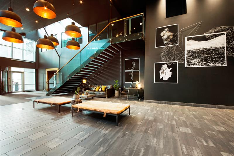 Lobby og inngangsparti. Svart-hvitt kunst på veggene. Foto.
