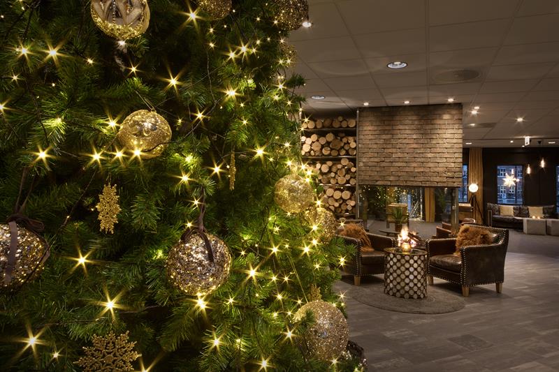 Jul i lobbyen. Pyntet juletre. Foto.