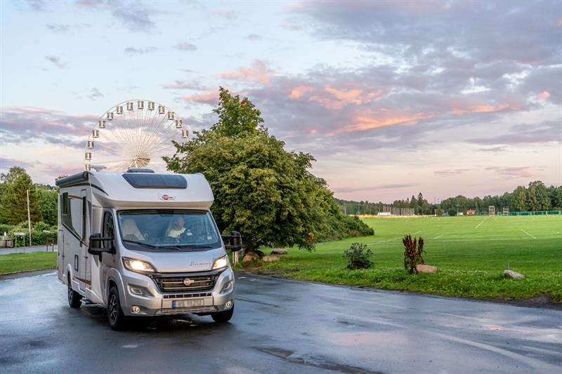 Campingbil i solnedgangen