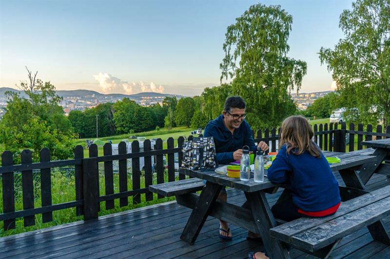 Gjester som spiser på campingplassen