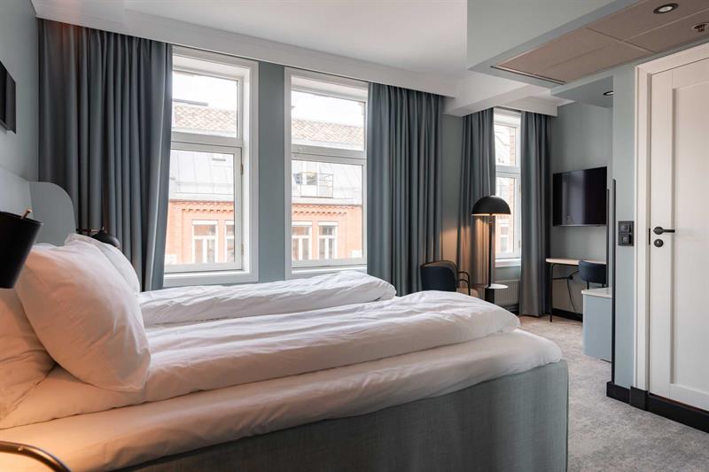 Hotellrom med to enkeltsenger og utsikt mot gaten