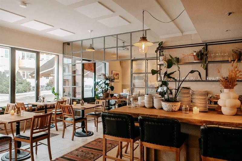 Både den koselige restauranten og det private separate rommet for mindre selskaper kan reserveres til lunsj, middag og konferanser.