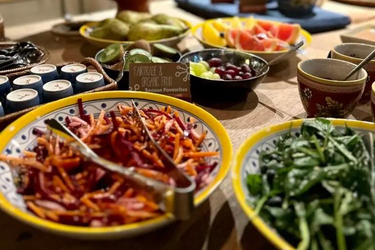 Økologisk frokost med ferske, lokale råvarer. Nyt et bredt utvalg av varme og kalde retter, med veganske, vegetariske og glutenfrie