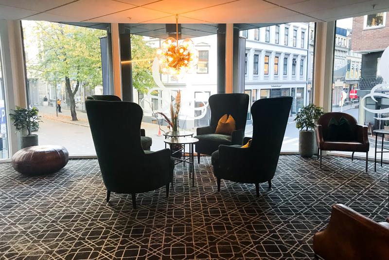 oppholdsområde med store lenestoler