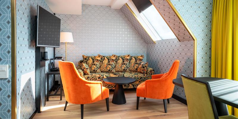 sofa og lenestoler foran TV-en 