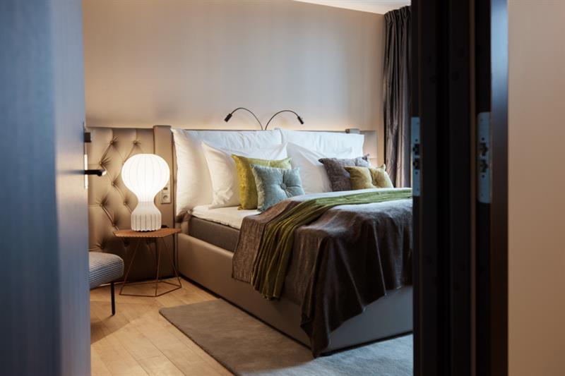 Dobbeltseng og lampe