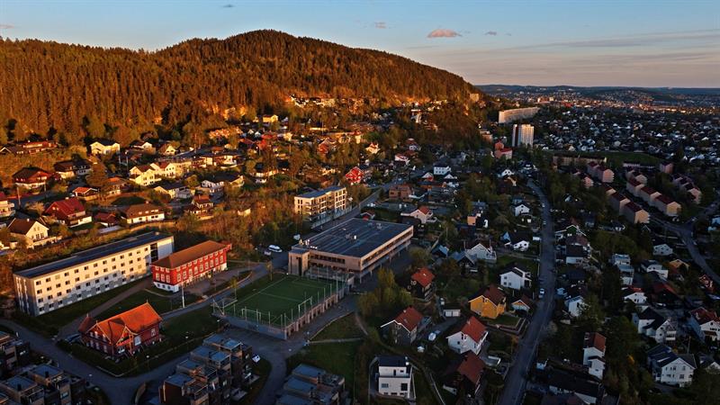 Vandrerhjemmet sett ovenfra, med en fjellrygg i bakgrunnen