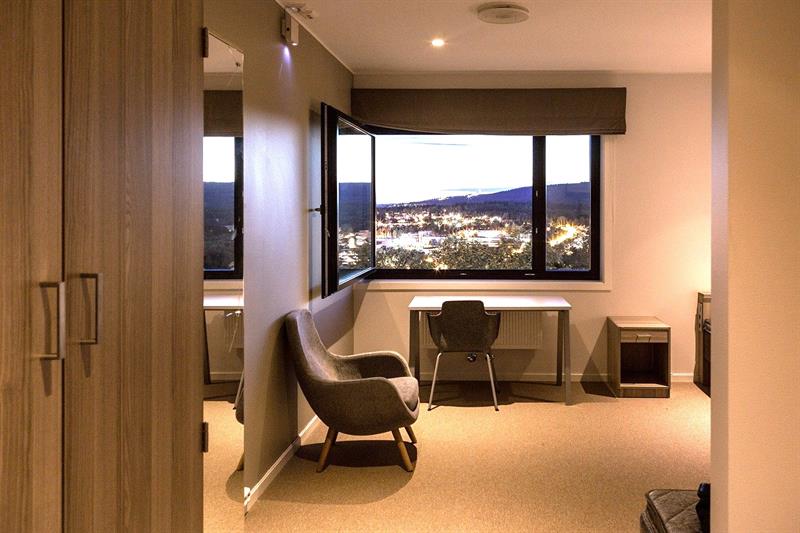 Hotellrom med utsikt over skogen