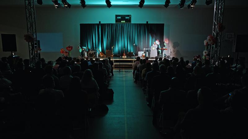 En forestilling på scenen for et fullsatt hus
