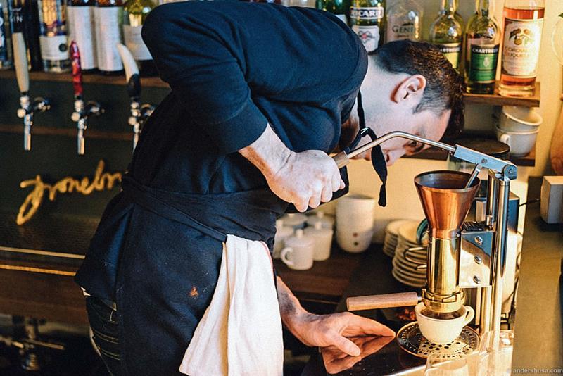 en barista som lager kaffe