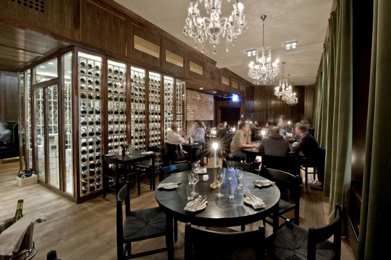 stort vinskap inne i restauranten