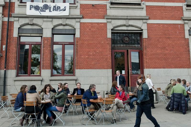 uteserveringen og fasade med skiltet fra Schous bryggeri på toppen av bygget