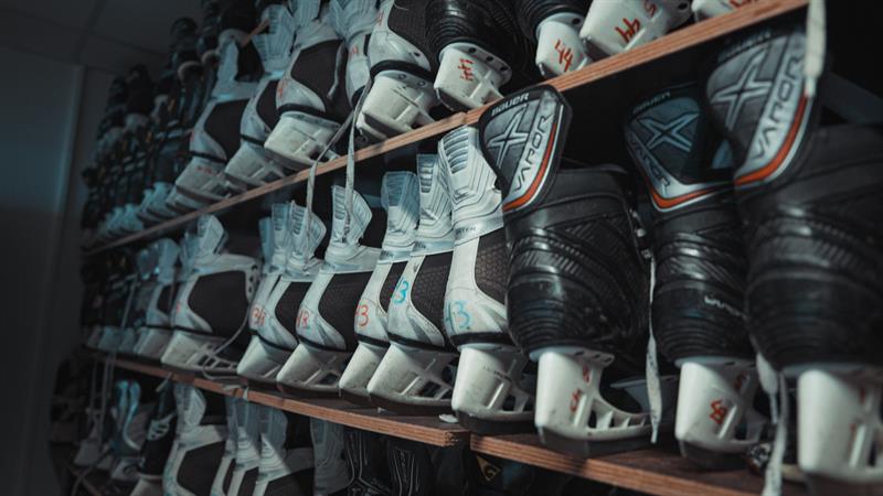 Detalj av hockeyskøyter på en hylle