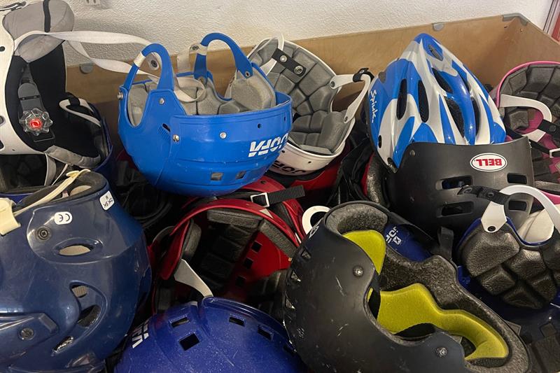 Detalj av hockeyhjelmer i en boks