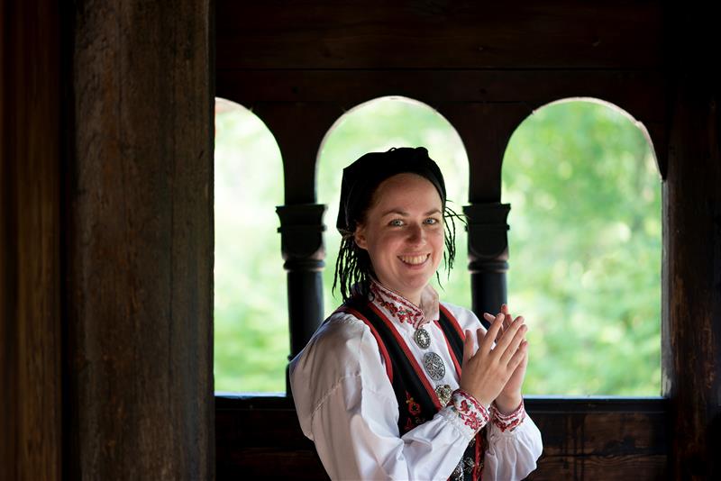 Kvinne i norsk bunad. Norsk Folkemuseum