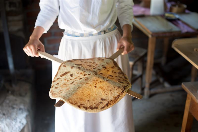 Nybakte pannekaker på trepinner. Norsk Folkemuseum