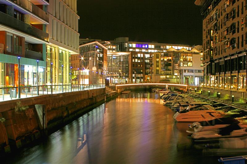 kanal med båter i Tjuvholmen-området